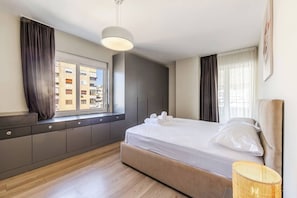 2 habitaciones, escritorio, tabla de planchar con plancha y wifi