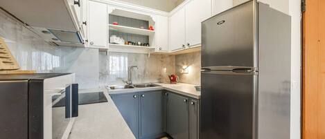 Kjøleskap, mikrobølgeovn, ovn og kokeplater