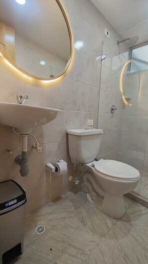 Bruser, hårtørrer, håndklæder, Sæbe