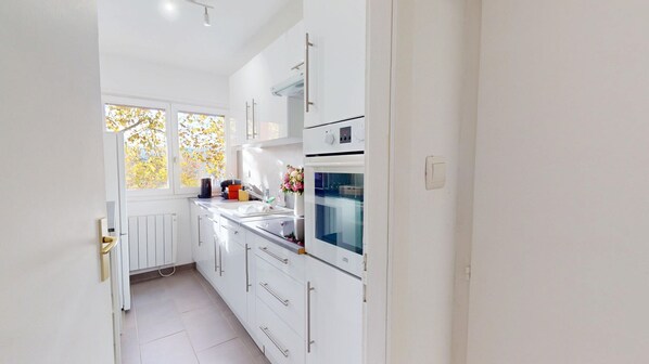 Fridge, oven, coffee/tea maker, electric kettle