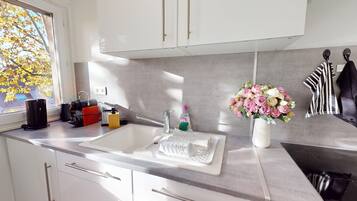 Réfrigérateur, four, cafetiÚre/bouilloire, bouilloire électrique