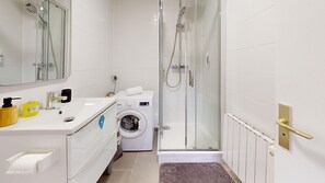 Dusche, Haartrockner, Handtücher