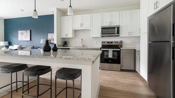 Réfrigérateur, tables à manger