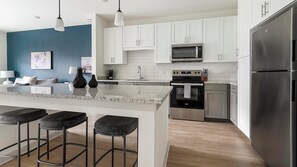 Jääkaappi, ruokailupöytä