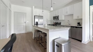 Een koelkast, een eettafel