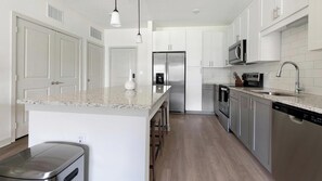 冷蔵庫、ダイニングテーブル