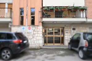 Exterior detail - GuestHost - Roomy and bright 140 sqm apartment, accommodating up to 4 people, located on the first floor of a building without an elevator.The property is located in a semi-central area of ​​Matera, well-served by public transport and a short distanc (Matera)