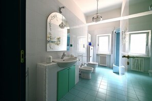 Shower, bidet, towels - GuestHost - Roomy and bright 140 sqm apartment, accommodating up to 4 people, located on the first floor of a building without an elevator.The property is located in a semi-central area of ​​Matera, well-served by public transport and a short distanc (Matera)
