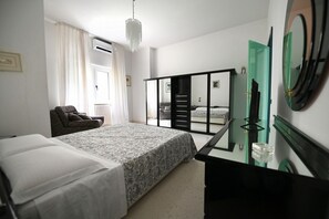 3 bedrooms, iron/ironing board - GuestHost - Roomy and bright 140 sqm apartment, accommodating up to 4 people, located on the first floor of a building without an elevator.The property is located in a semi-central area of ​​Matera, well-served by public transport and a short distanc (Matera)