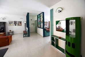 Interior - GuestHost - Roomy and bright 140 sqm apartment, accommodating up to 4 people, located on the first floor of a building without an elevator.The property is located in a semi-central area of ​​Matera, well-served by public transport and a short distanc (Matera)
