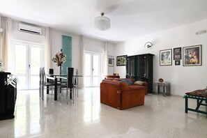 Interior - GuestHost - Roomy and bright 140 sqm apartment, accommodating up to 4 people, located on the first floor of a building without an elevator.The property is located in a semi-central area of ​​Matera, well-served by public transport and a short distanc (Matera)