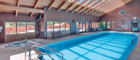 Een binnenzwembad en een verwarmd zwembad