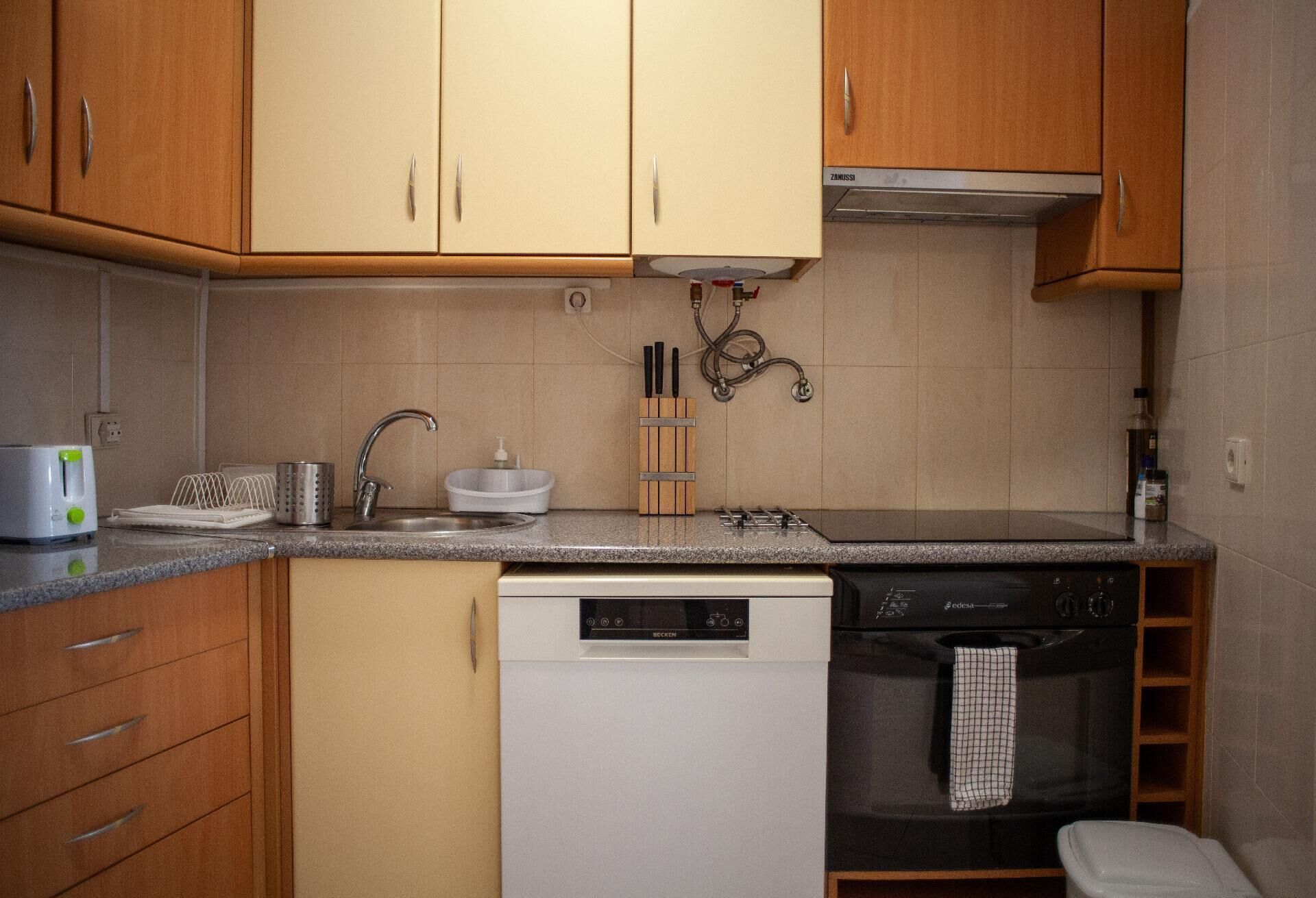 冷蔵庫、電子レンジ、オーブン、食器洗い機