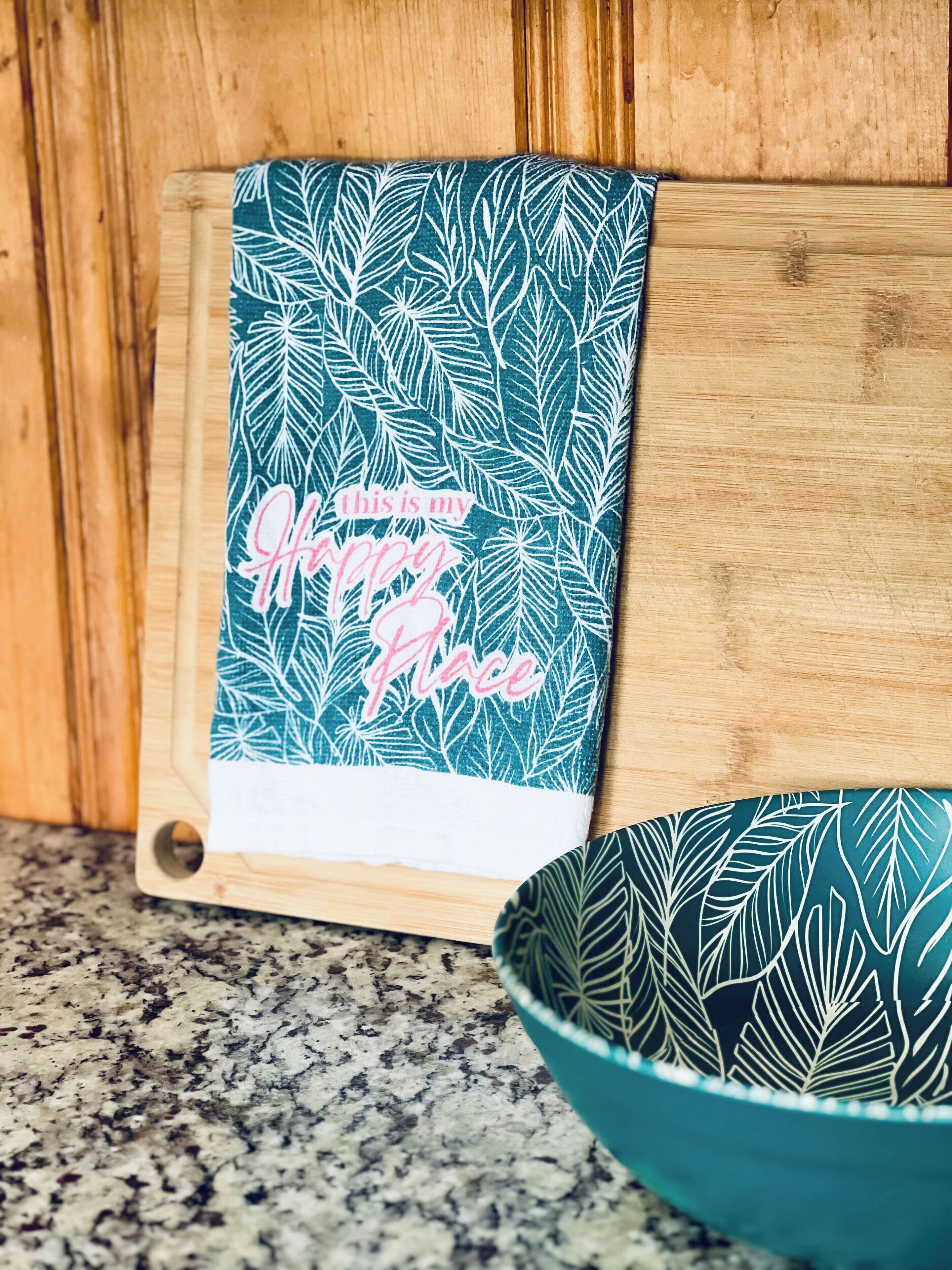 Una encimera de cocina con una tabla de cortar y un bol.