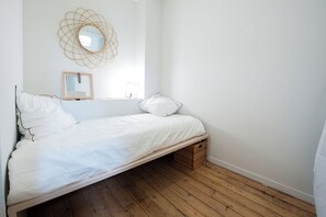 4 bedrooms, iron/ironing board, internet, bed sheets