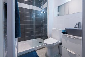 Haartrockner, Handtücher, Seife, Toilettenpapier