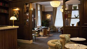 2 bars/lounges, cocktail bar