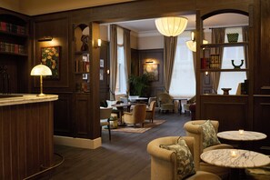 2 bars/lounges, cocktail bar