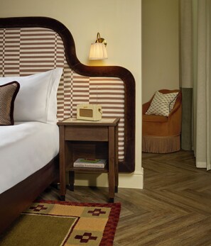 Minibar (mit einigen kostenlosen Artikeln), Verdunkelungsvorhänge