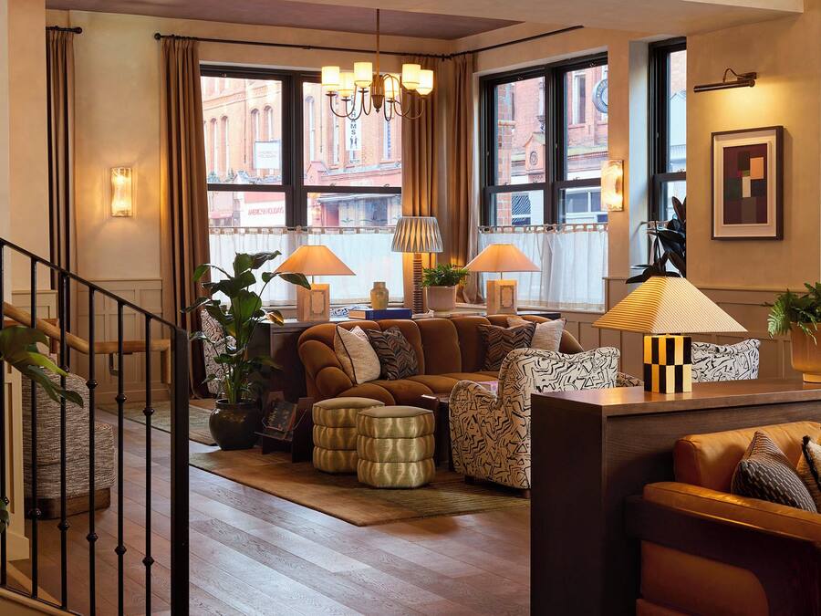 2 bars/lounges, cocktail bar