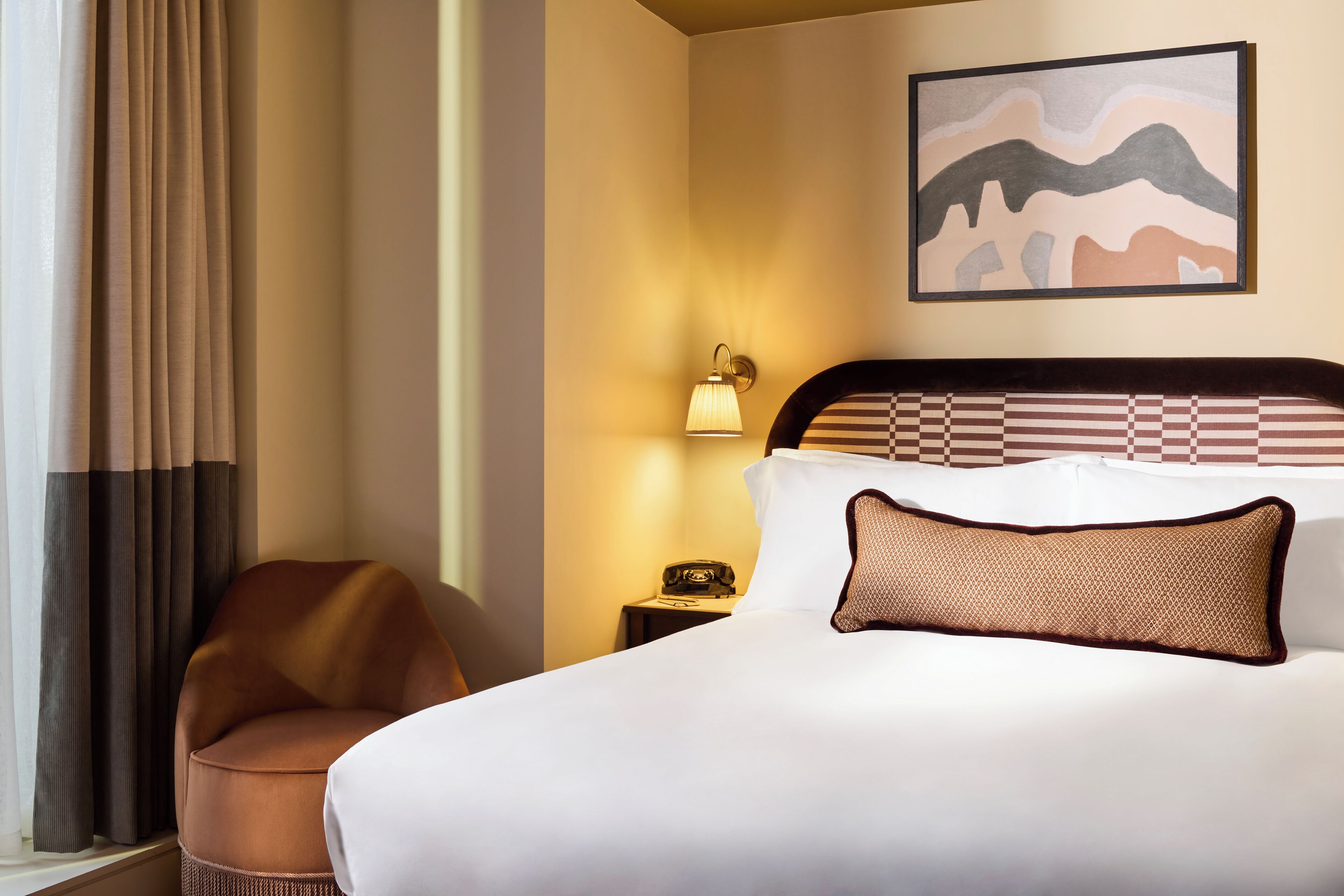 Snug | Free minibar items, blackout drapes, free WiFi, bed sheets