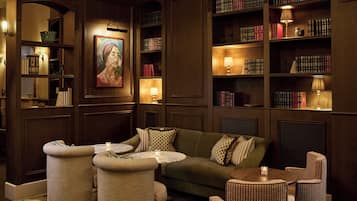 2 bars/lounges, cocktail bar