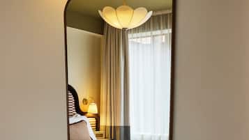 Minibar med vissa gratis produkter och mörklÀggningsgardiner