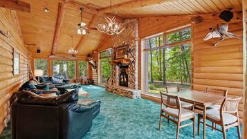 Smart-tv, eldstad, tv-spel och bordsfotboll