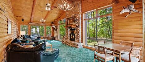 Smart-TV, Kamin, Videospiele, Tischfußball