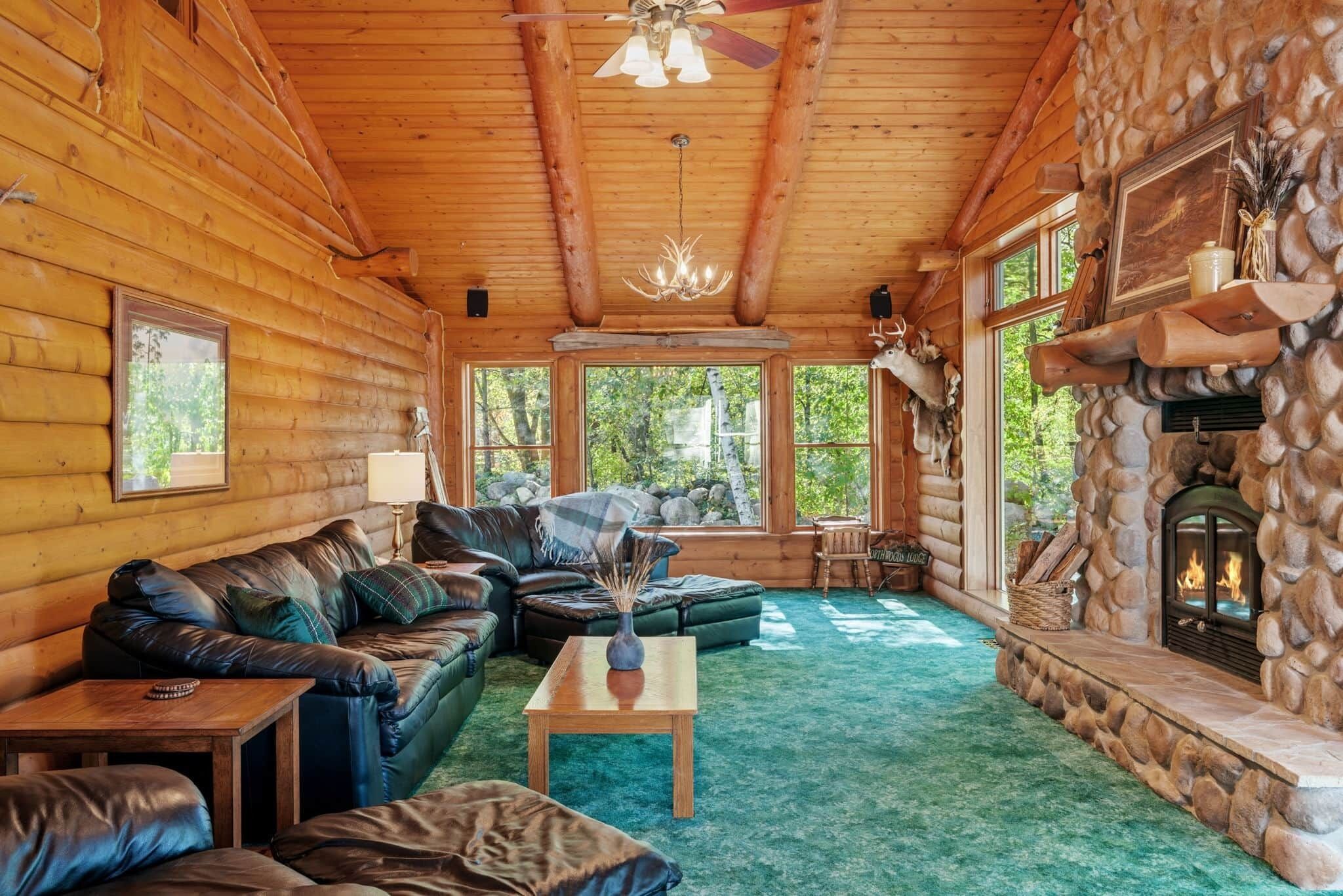 Smart-TV, Kamin, Videospiele, Tischtennisplatte