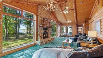 Smart-tv, een open haard, videospelletjes en een tafeltennistafel