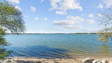 En la playa, camastros y toallas de playa
