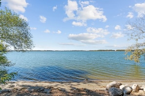 En la playa, camastros y toallas de playa