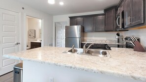 Réfrigérateur, table de salle à manger