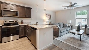 Refrigerador y comedor 