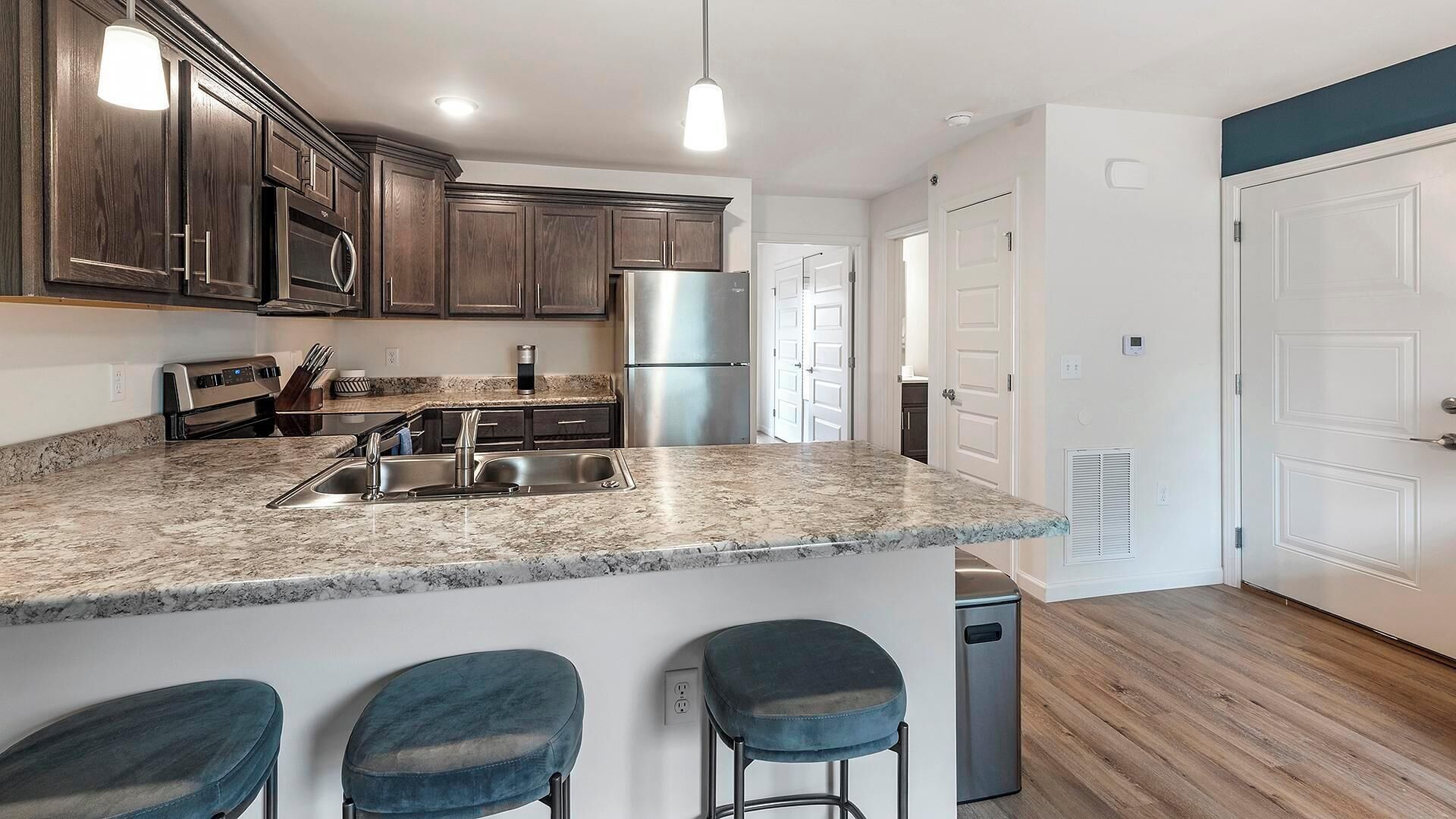 Réfrigérateur, tables à manger