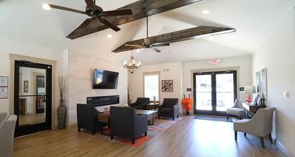 Landing | Stylish 1BD, Pool, Clubhouse