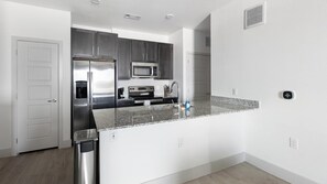 Frigorífico y mesa de comedor