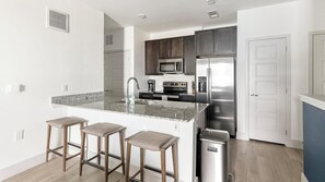 Kjøleskap og spisebord