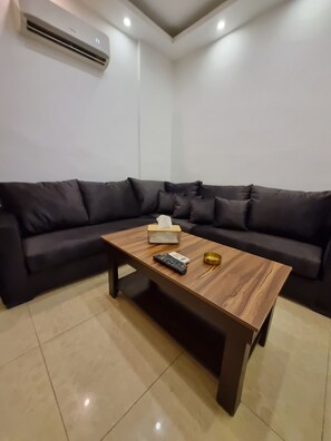 Apartment, 1 Bedroom, Accessible, Smoking | Living room