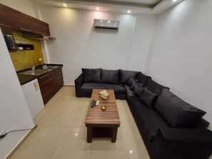 Apartment, 1 Bedroom, Accessible, Smoking | Living room