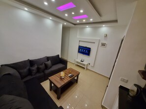 Apartment, 1 Bedroom, Accessible, Smoking | Living room