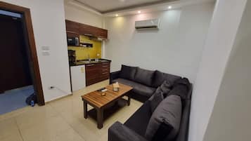 Apartment, 1 Bedroom, Accessible, Smoking | Living room