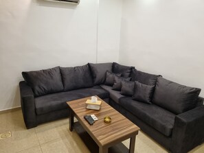 Apartment, 1 Bedroom, Accessible, Smoking | Living room