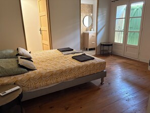 4 bedrooms, iron/ironing board, WiFi, bed sheets