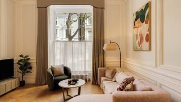 Deluxe Apartment | Premium bedding, in-room safe, individually decorated, laptop workspace