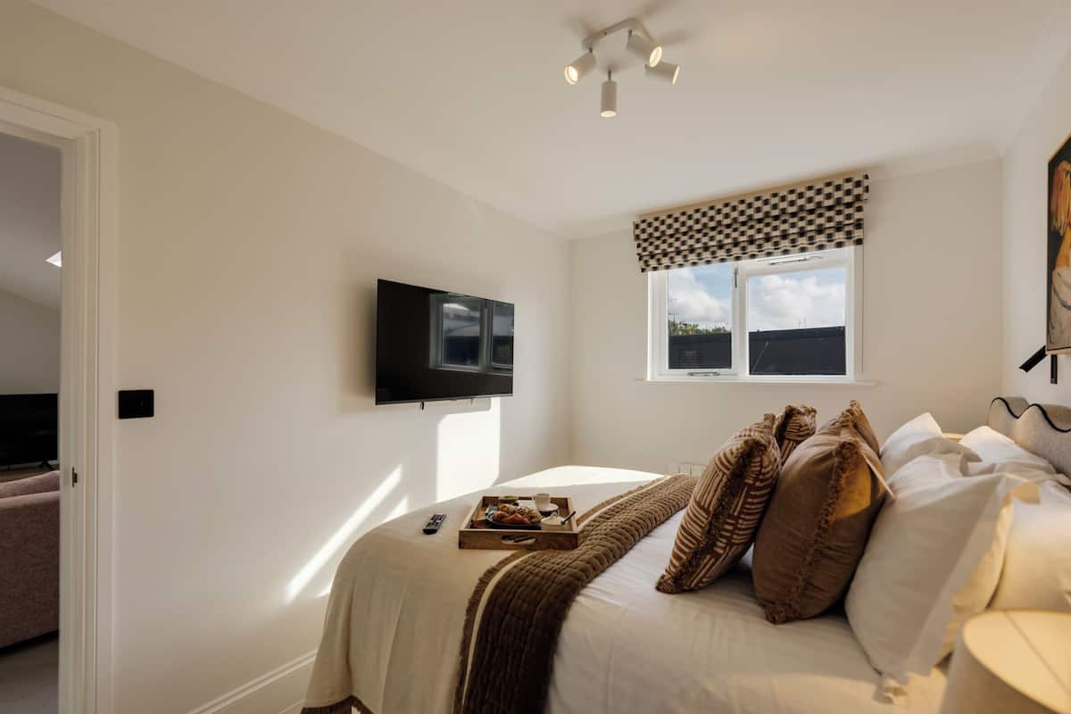 Apartamento galeria | Cofres nos quartos, ferros/tábuas de passar roupa, Wi-Fi de cortesia