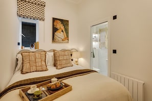 Apartamento superior | Cofres nos quartos, ferros/tábuas de passar roupa, Wi-Fi de cortesia