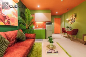 Departamento básico | Cocina privada | Refrigerador, microondas, horno y parrilla de estufa 