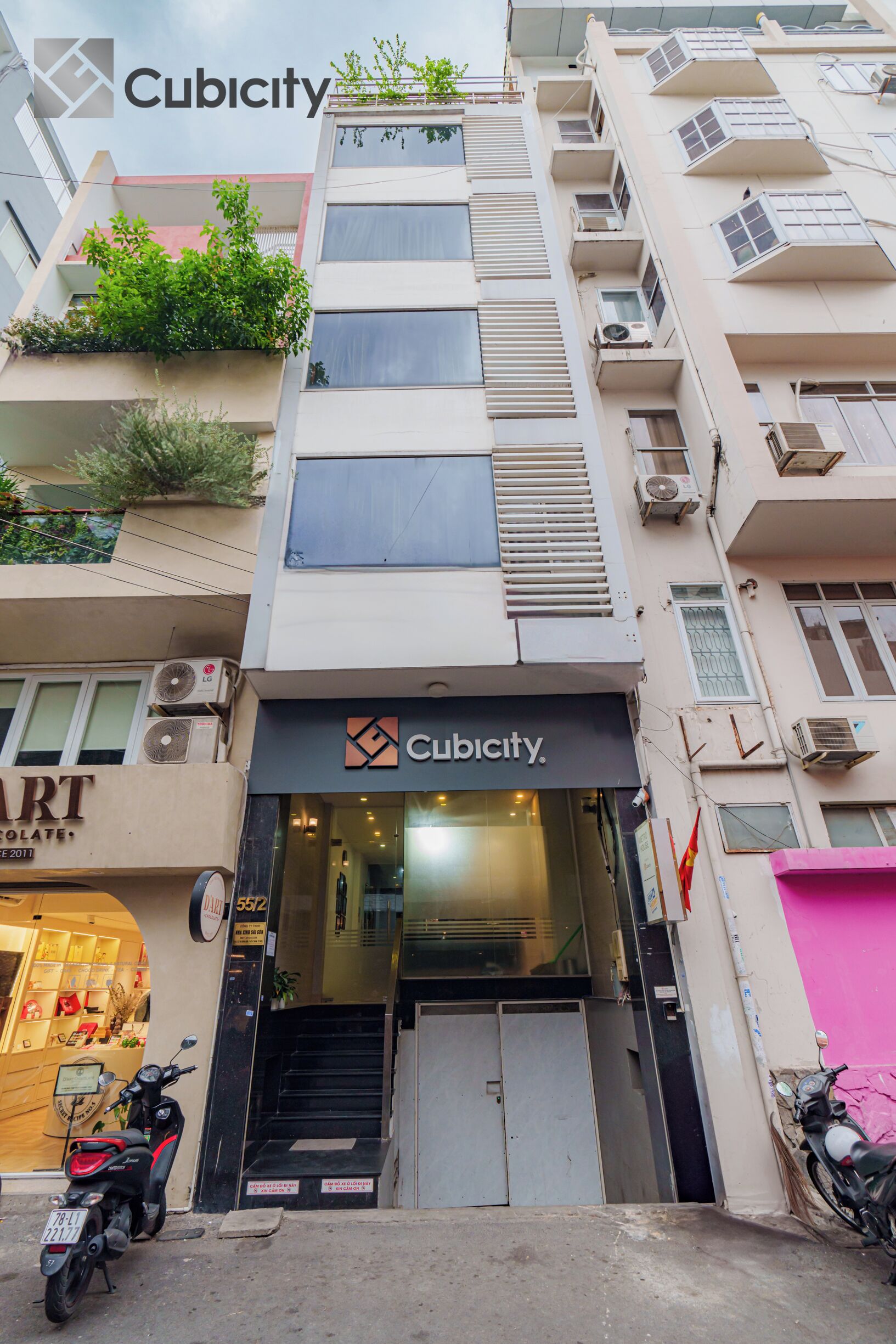 Un edificio a più piani con una vetrina che reca la scritta "Cubicity".